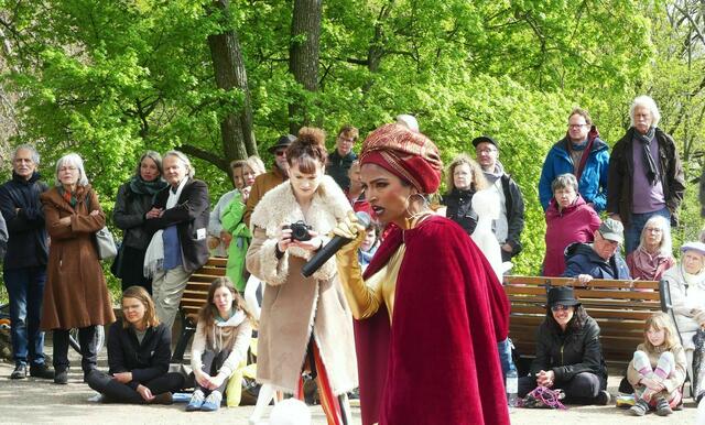 Die Hamburger Aktionskünstlerin Lavanya Honeyseeda, musikalisch begleitet von ihrer Gruppe X-citation, präsentierte am Kriegerdenkmal auf der Altmannshöhe in Bremen eine eindrucksvolle Performance für den Frieden.