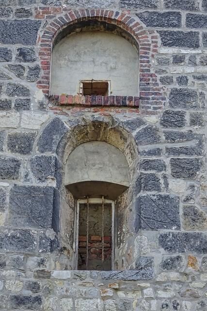 die alten Fensteröffnungen des Westriegels des ehemaligen Kloster wurden einfach zugemauert