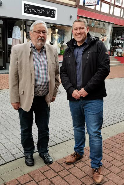 NBgS-Regionssprecher Südharz Bernd Jackisch(li.) und der CDU - Landtagskandidat Stefan Henkel(re.) auf dem Bad Lauterberger Boulevard