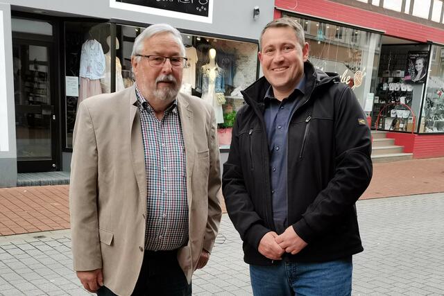 NBgS-Regionssprecher Südharz Bernd Jackisch(li.) und der CDU - Landtagskandidat Stefan Henkel(re.) auf dem Bad Lauterberger Boulevard