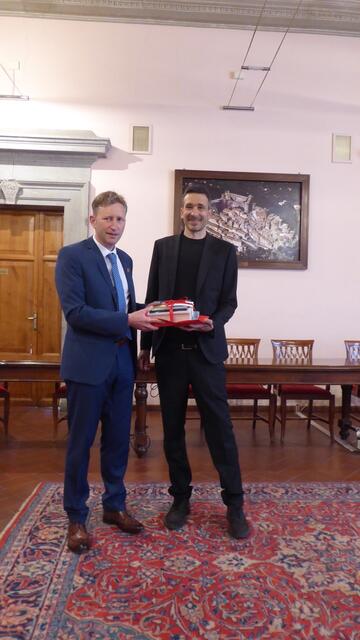 Bürgermeister Marco Crocicchi (r.) empfängt seinen Amtskollegen Richard Greiner (l.) im Rathaus von Bracciano.