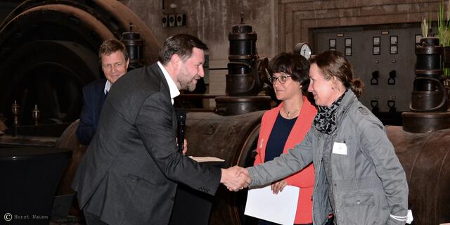 OB Tim Kurzbach gratuliert Dina Papies