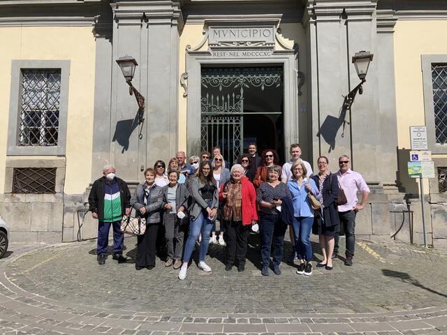 Gruppenbild vor dem Rathaus in Bracciano.