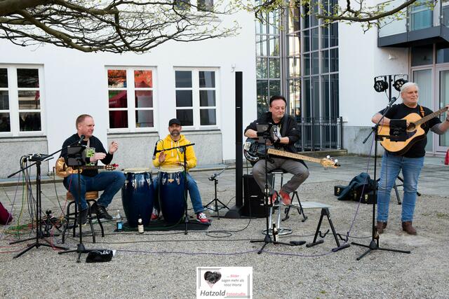 die Musiker unterhielten mit Schwung und witzigen Sprüchen