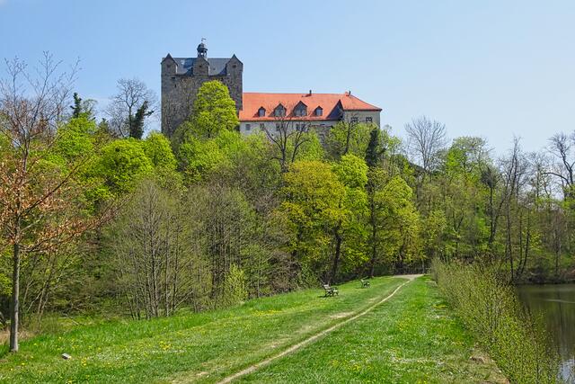 Schloss Ballenstedt aus westlicher Richtung aufgenommen, rechts der Schlossteich