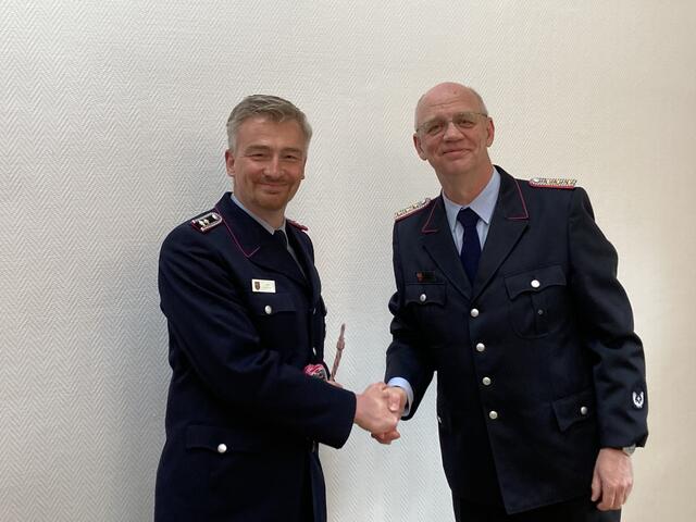 Ortsbrandmeister Maik Schlimme (links) wird von Stadtbrandmeister Henning Brüggemann zum Löschmeister befördert.