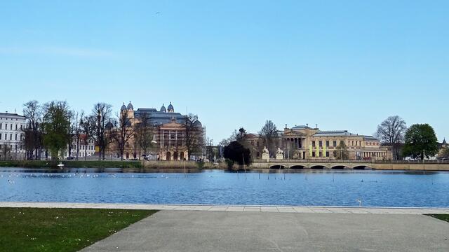 An der Betonkante der „Schwimmenden Wiese‟. Foto: Helmut Kuzina