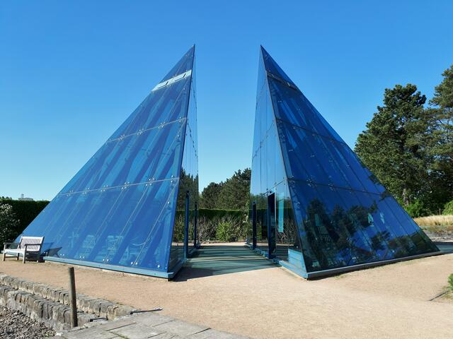 Pyramide aus blauem Glas mit Ausstellungsräumen im Inneren