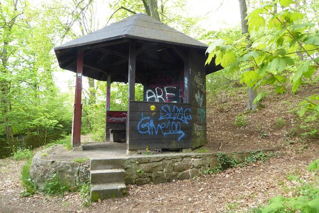 Wenige Meter unterhalb des alten Obelisken, der zum Andenken an diesen Besuch der hessischen Kurfürstin aufgestellt wurde, steht eine Schutzhütte, die Augustenruh-Hütte.