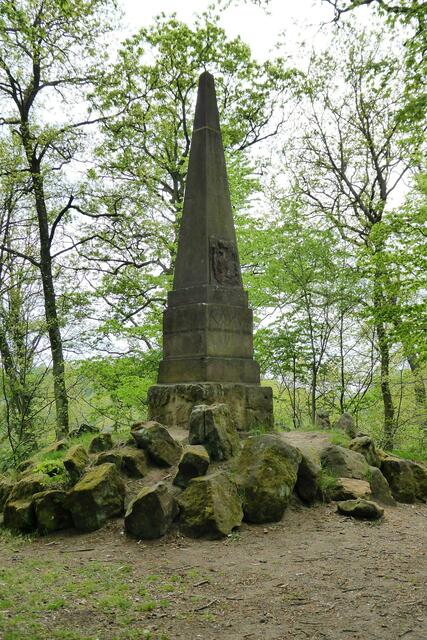 Ein Obelisk vom November 1814 erinnert an einen besonderen Besuch der hessischen Kurfürstin in Marburg an der Lahn.