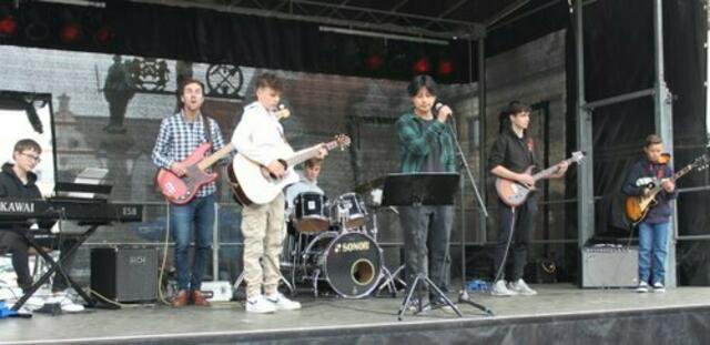 Die Rockband „Inside Out“ der Musikschule Wertingen unter der Leitung von Florian Hirle begeisterte das Publikum mit einer tollen Performance.