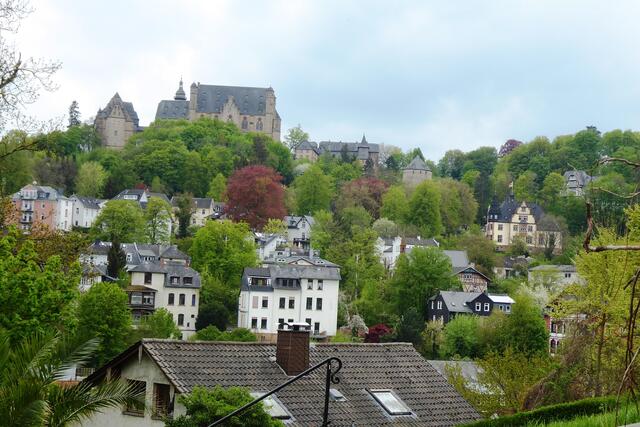 Schlossansicht mit Hexenturm. Blick zum Hainweg von Norden.