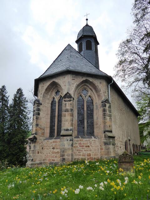 In der Nähe der Elisabethkirche steht nur wenige Meter westlich vom Hauptportal an einer Anhöhe die kleine gotische Sankt Michaelskapelle. Sie wurde 1270 geweiht und ebenfalls vom Deutschen Orden erbaut. Die Marburger nennen die Kapelle schlicht Michelchen.