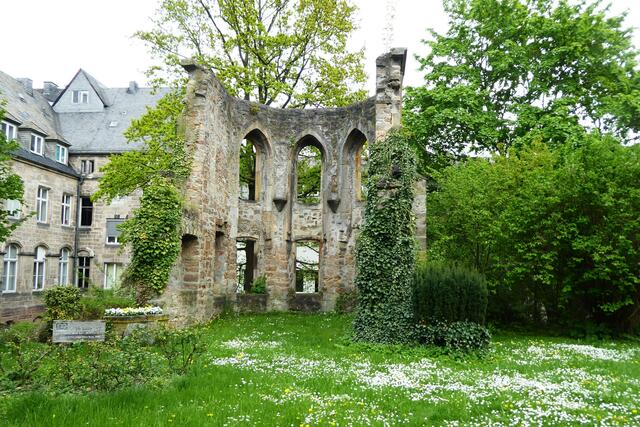 Ruine der Franziskuskapelle des St. Elisabeth-Hospitals.