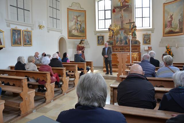 Architekt Egon Kunz während gibt einen fundierten Einblick in die Sanierungsmaßnahmen