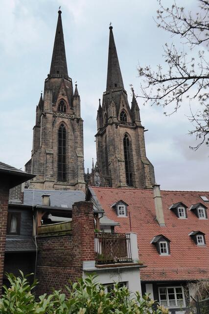 Die Türme der Elisabethkirche: Eine Ansicht vom Friedrich-Siebert-Weg.