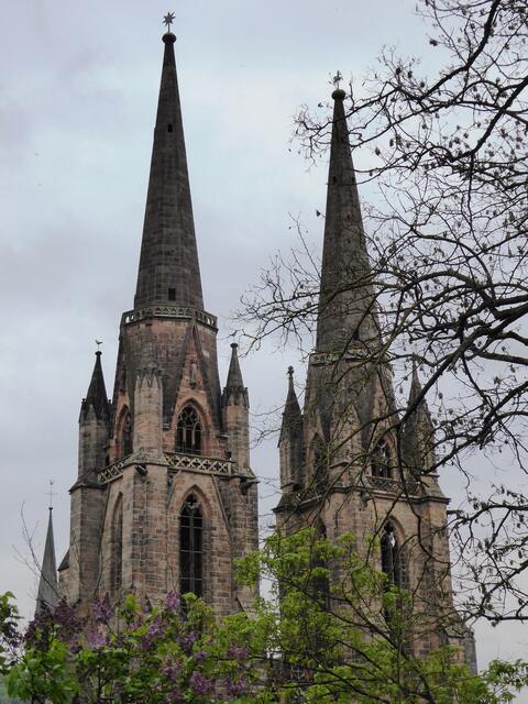 Die Türme der Marburger Elisabethkirche.