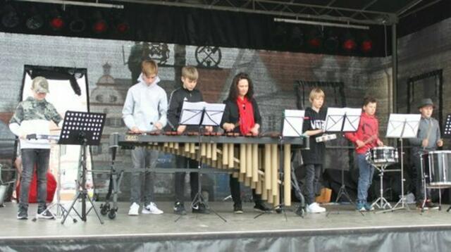 Das Percussionensemble unter der Leitung von Dunja Lettner (mitte) entführte das Publikum in die Welt der Filmklassiker mit Titeln aus „Rocky“.