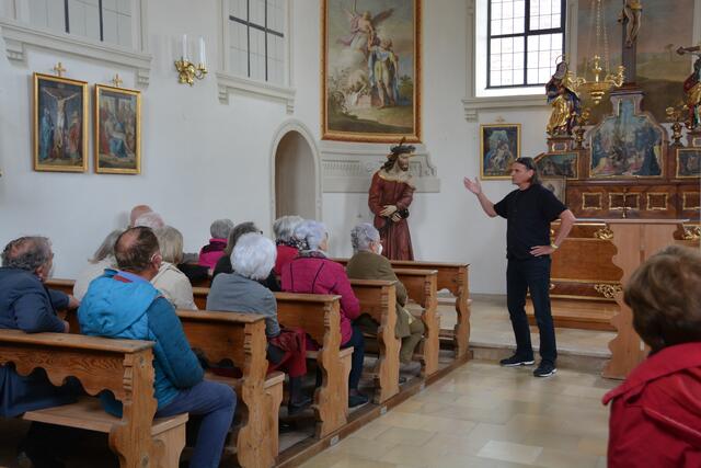 Restaurator Andreas Goetzke erläutert die Auffrischungsarbeiten an den Kreuzweggemälden