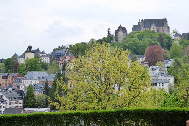 Landgrafenschloss (rechts) mit dem Turm der Gerling-Sternwarte (links).