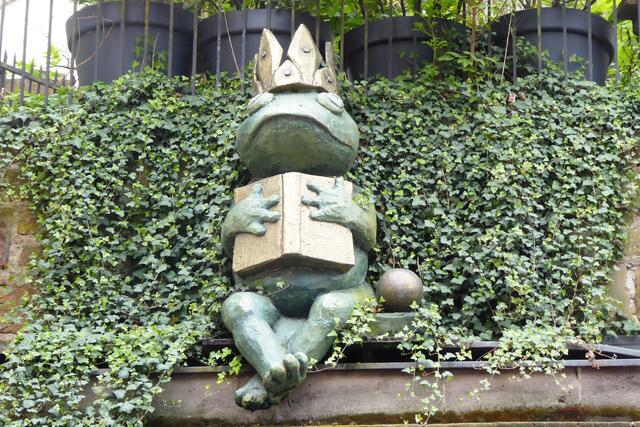 Der Froschkönig in der Wettergasse am Marburger Grimm-Dich-Pfad.