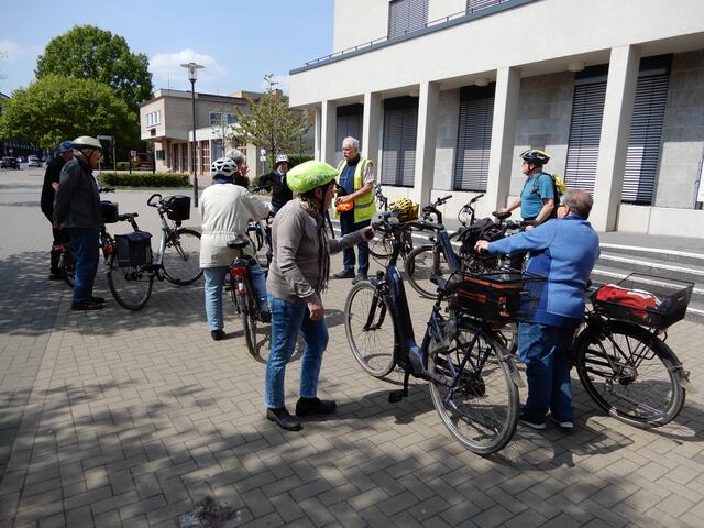 Begrüßung und Einweisung an der Konrad-Adenauer-Straße. - Bild: https://adfc-langenhagen.chayns.net