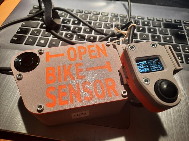 Das Messgerät "OpenBikeSensor (OBS)" wird am Fahrrad montiert und erfasst während der Radfahrt automatisch die Abstände beim Überholtwerden sowie die erforderlichen GPS-Daten. Diese Daten werden anschließend in eine Karte eingetragen und im Internet veröffentlicht. Bild: https://adfc-langenhagen.chayns.net