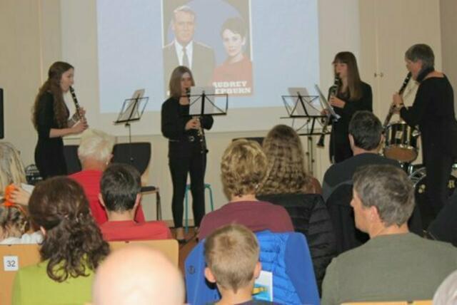 Lioba Reiter, Hannah Bunk, Carina Frank und ihre Lehrerin Petra Schüler (v. l.)  spielten die Titelmelodie aus "Charade".