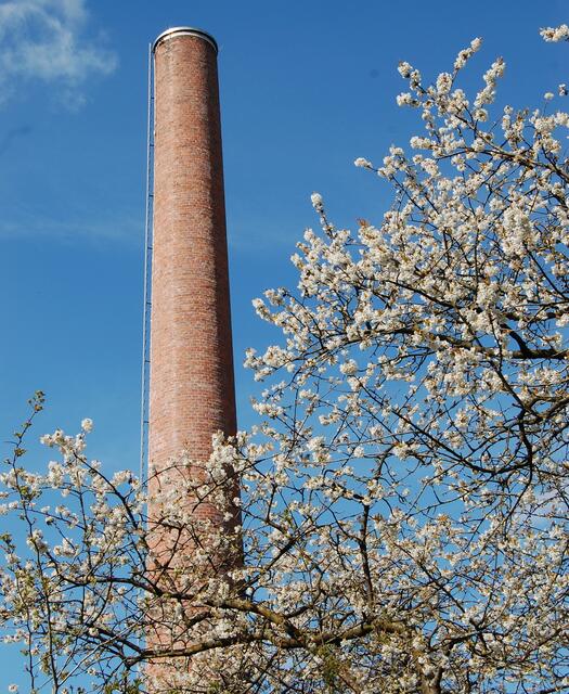 Der Schornstein der Anlage ist 34 Meter hoch.