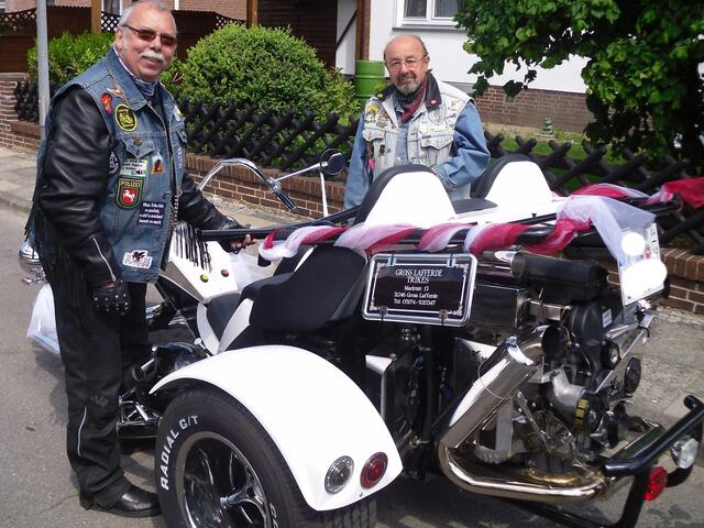 . . .zwei Triker mit ihrem Trike. . .