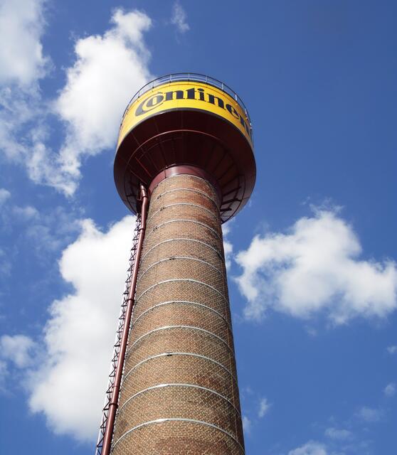 Auch am Stichkanal weist der Conti-Turm auf das ehemalige Industriegelände hin.