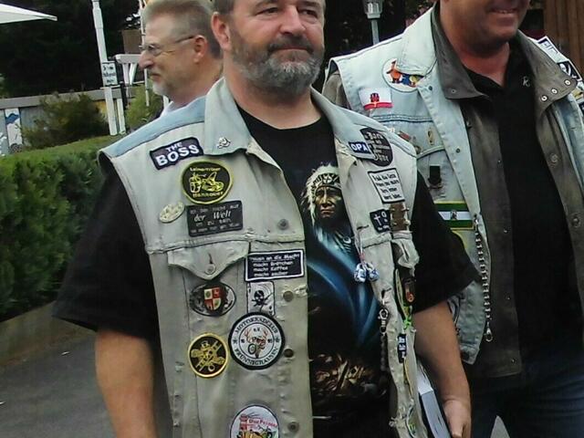 . . . mit Vereinsemblem . . .