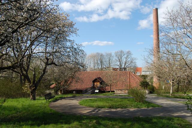 Mittelpunkt ist der historische Kalkbrennofen.