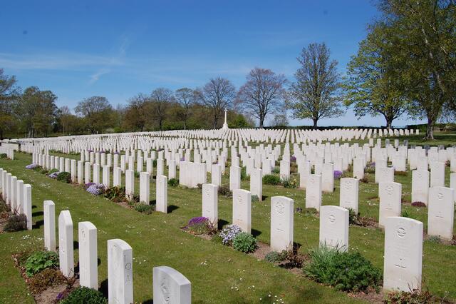 Der englische Friedhof beeindruckt durch seine 2400 weißen Grabsteine.
