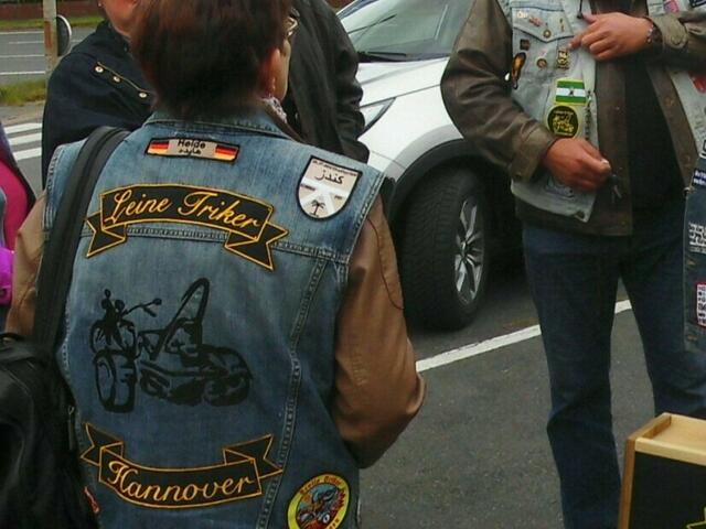 . . . mit Vereinsemblem . . .