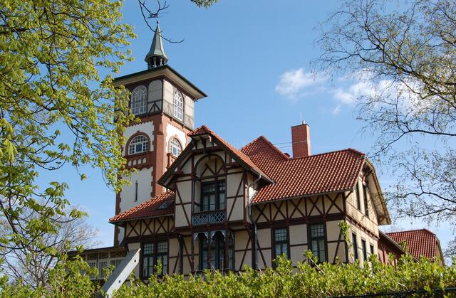 Nebenan auf dem Mönckeberg befindet sich der Lindener Turm, früher einmal ein beliebtes Ausflugslokal.