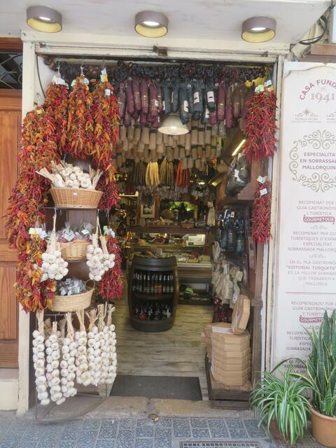 Auch hier viel Knoblauch und getrocknete Paprika oder Chili