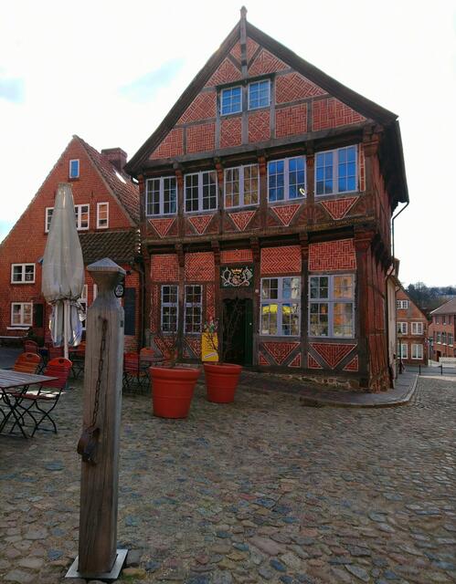 Schandpfahl und Fachwerkhaus in Mölln