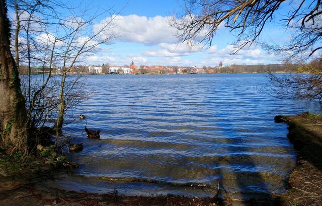 Rundgang um den Küchensee: Blick auf Ratzeburg mit der Dominsel