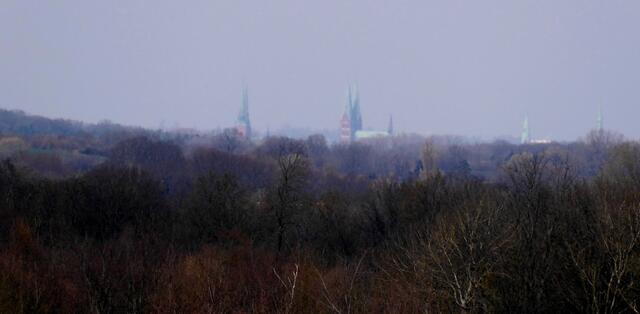 Lübeck mit Zoom herangeholt: Links ist wohl das Holstentor und in der Mitte der Dom zu sehen.