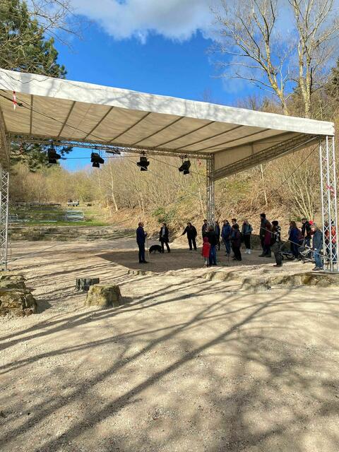 Erkundung der Bühne - noch fehlen u.a. der Boden und die Seitenwände
