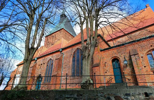 Die Möllner Kirche über dem Denkmal