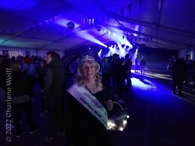 Abends im Festzelt auf dem Rummel