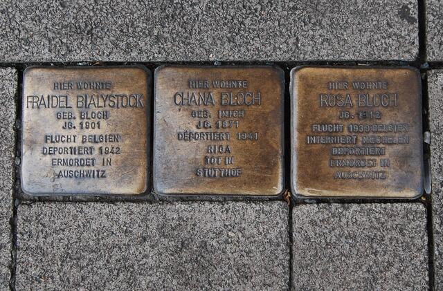 An vielen Stellen im Stadtgebiet kann man auch Stolpersteine finden, die darauf hinweisen, dass in diesen Häusern einmal Juden gelebt haben. Sie wurden auf brutale Weise verschleppt und ermordet.