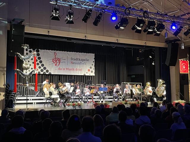 Das Jugendblasorchester der Sing-und Musikschule unter der Leitung (am Schlagzeug) von Leonardo Dianori