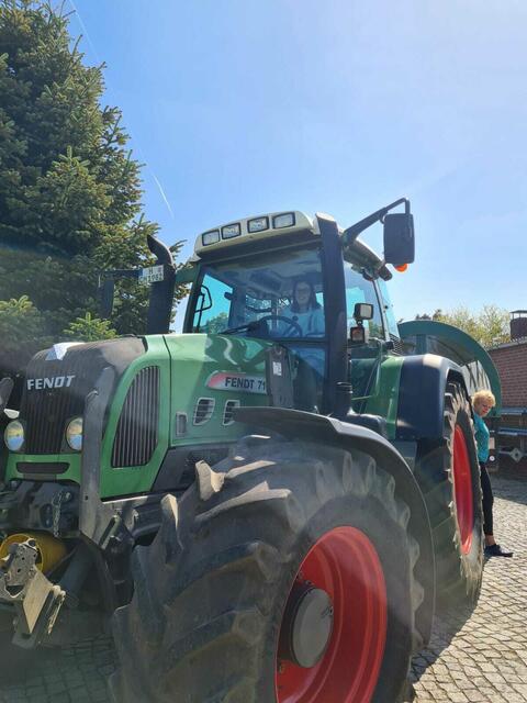 Hoch auf dem grünen Traktor, der den Wagen für die Festzugsgäste zieht, die nicht gut oder nicht mehr laufen können - gelenkt von Patricia Rösemeier