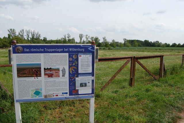 Einzigartig in Norddeutschland: Vor 2.000 Jahren befand sich hier am Ortsausgang nach Arnum hin ein römisches Marschlager für 30.000 Legionäre.