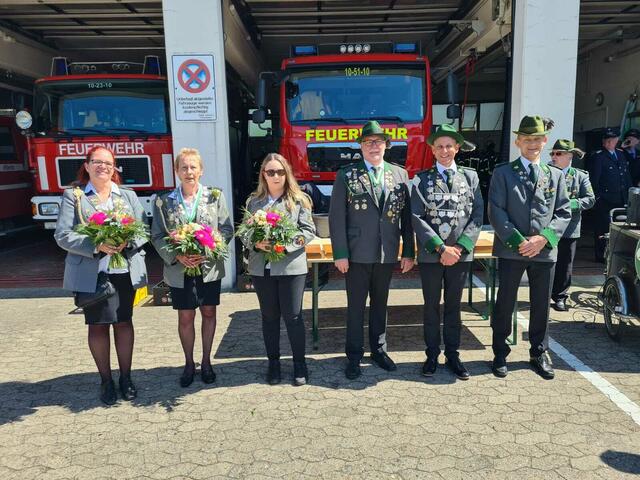 Proklamation der königlichen Majestäten (v. l. n. r.: Bettina Kubocz, 2. Platz; Angela Johannes, Königin, Jaqueline Rösemeier, 3. Platz; Ernst-August Dettmer, 3. Platz; Markus Krischer, König; Dirk Anitz, 2. Platz)