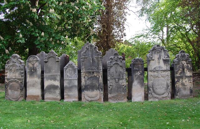 Über 30 historische Grabsteine aus der Barockzeit sind erhalten.