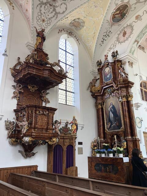 Kanzel und Seitenaltar in St. Martin, Batzenhofen.